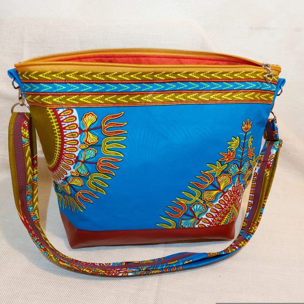 Classique et Elégant Découvrez le sac en wax signé Ramady : un mélange parfait d’authenticité, d’élégance et de savoir-faire."