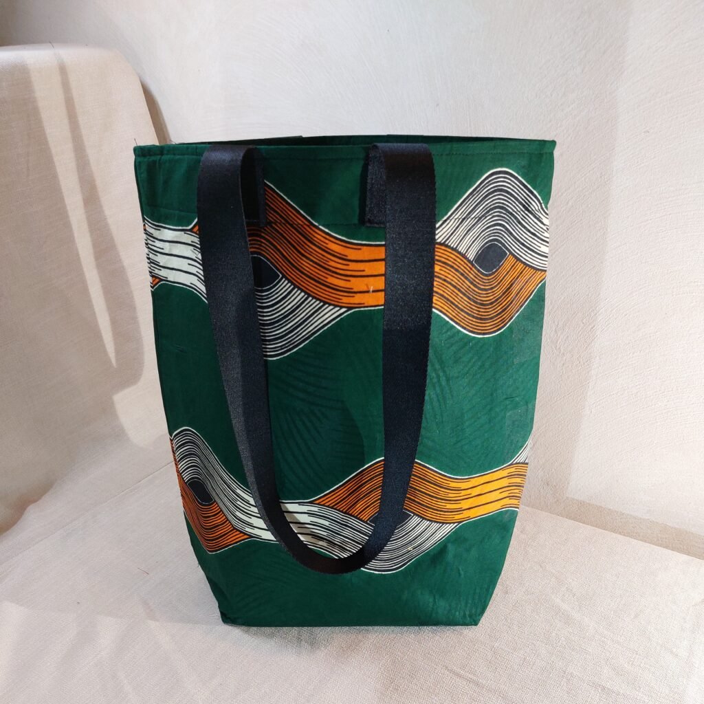 Classique & informatif "Sac en wax fait main – un accessoire coloré et élégant pour sublimer toutes vos tenues